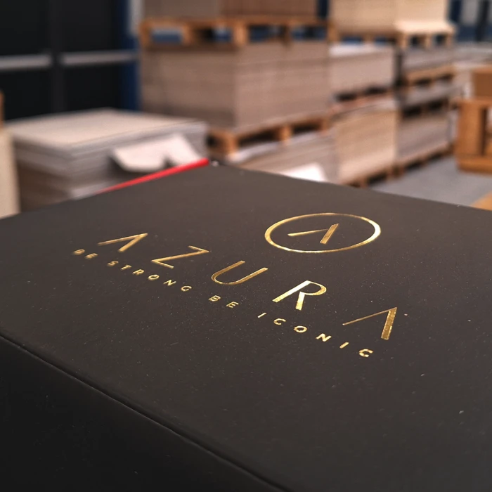 eleganckie pudełko wysyłkowe ze złoceniem.webp