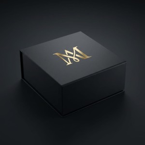 Naklejki wycinane z logo na pudełka magnetyczne zlota folia.jpeg