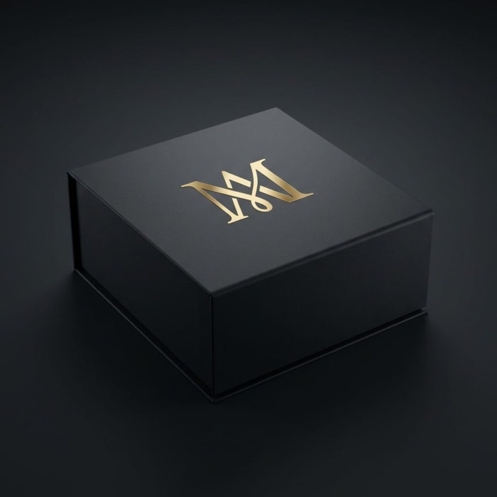 Naklejki wycinane z logo na pudełka magnetyczne zlota folia.jpeg