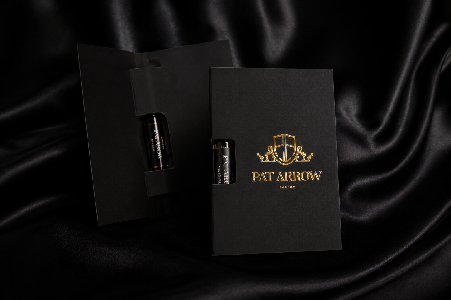 Czarne pudełeczko PAT ARROW na próbkę perfum ze złotym detalem